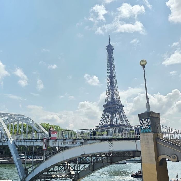 La Torre Eiffel junto al río Sena en París