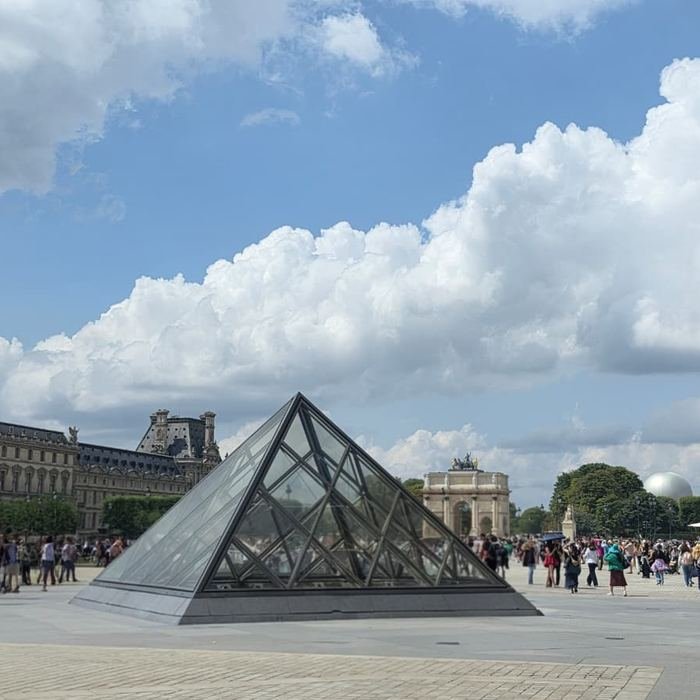 Pirámide del Museo del Louvre en París