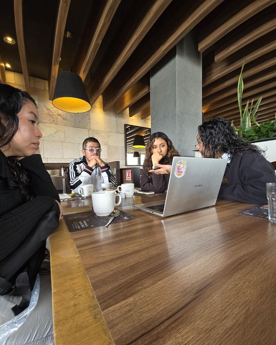 Equipo de TAIMX en una sesión de trabajo con una laptop