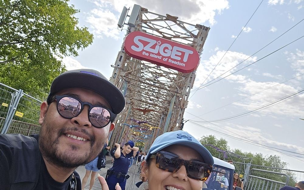 Viajeros de TAIMX a la entrada del festival Sziget en Budapest